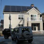 南の屋根には太陽光発電が乗っています。