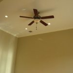 リビングにはおしゃれなシーリングファンが有りました。