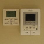 空調リモコンコントロールスイッチ（左）です