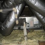 空調機（4馬力）です。小屋裏は天井に発砲断熱を入れておりますので空調機が泡の上に浮いているように見えます。かなりの高気密です・・